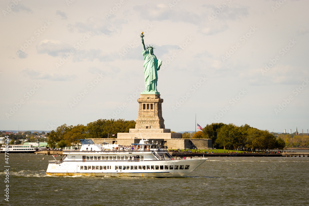 Fototapeta premium Tourists flocking to the Statue of Liberty, New York