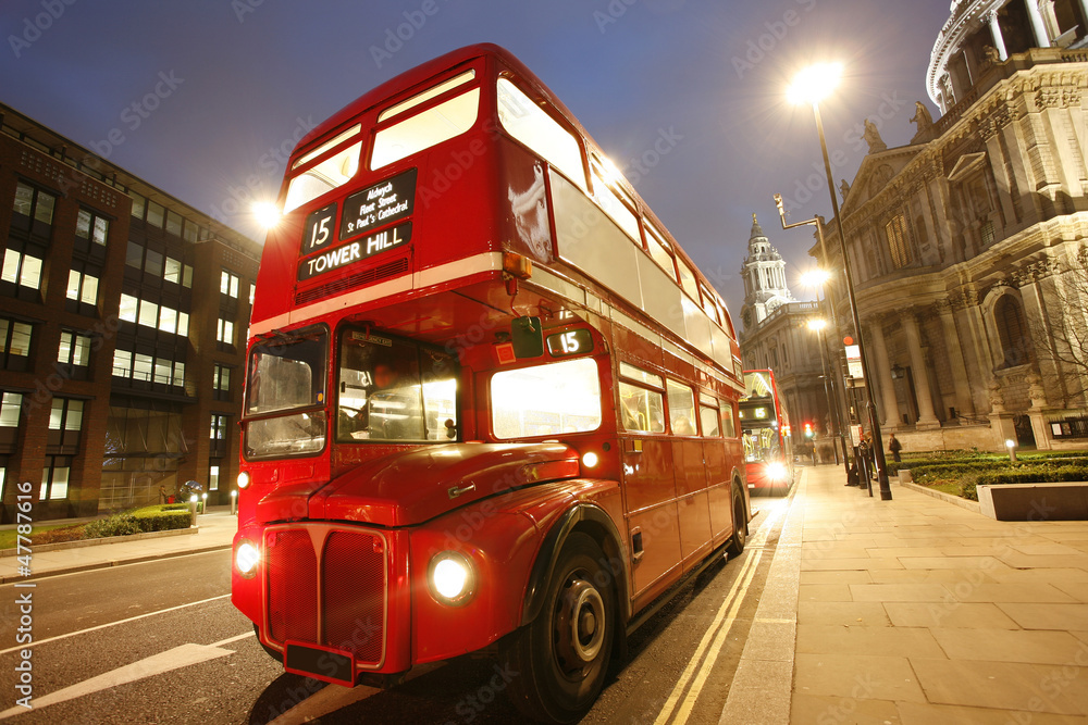 Obraz premium Iconic Routemaster Bus at dusk