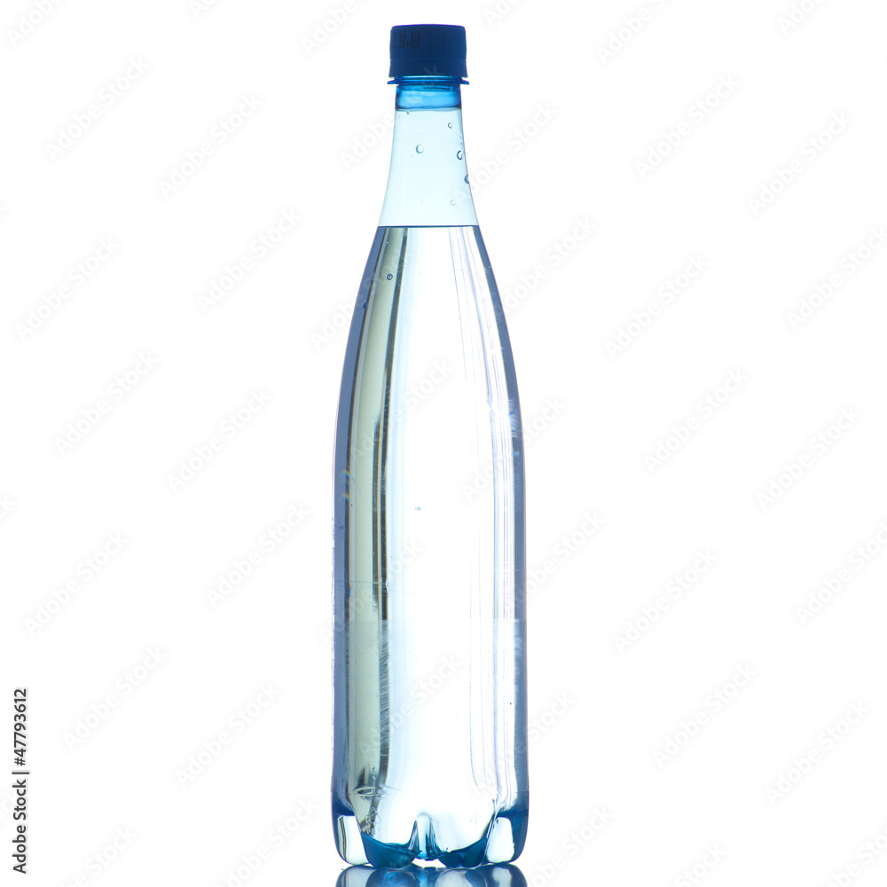 Bouteille d'eau petillante sur fond blanc Bouteille d'eau petillante sur fond blanc