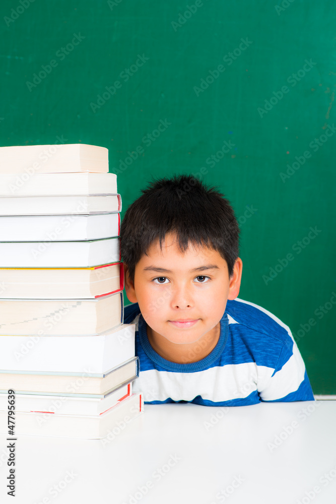 schüler mit bücherstapel