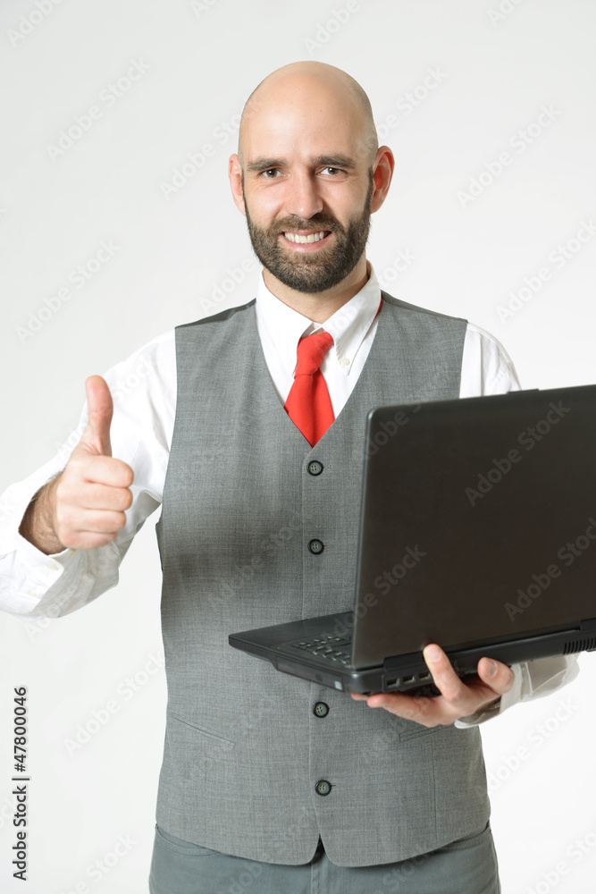 Mann mit Laptop und Daumen hoch Mann mit Laptop und Daumen hoch