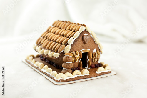 Świąteczny domek z piernika z bakaliami bogato zdobiony