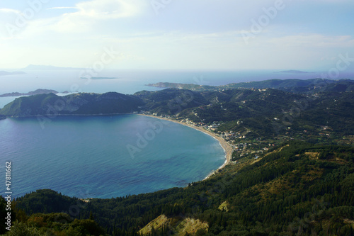 widok na zatokę i plażę na wyspie Korfu, Grecja
