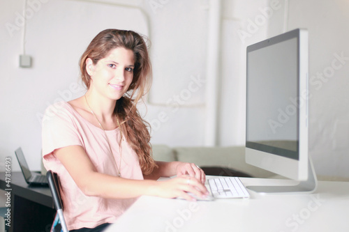 Frau am gro  en Computer