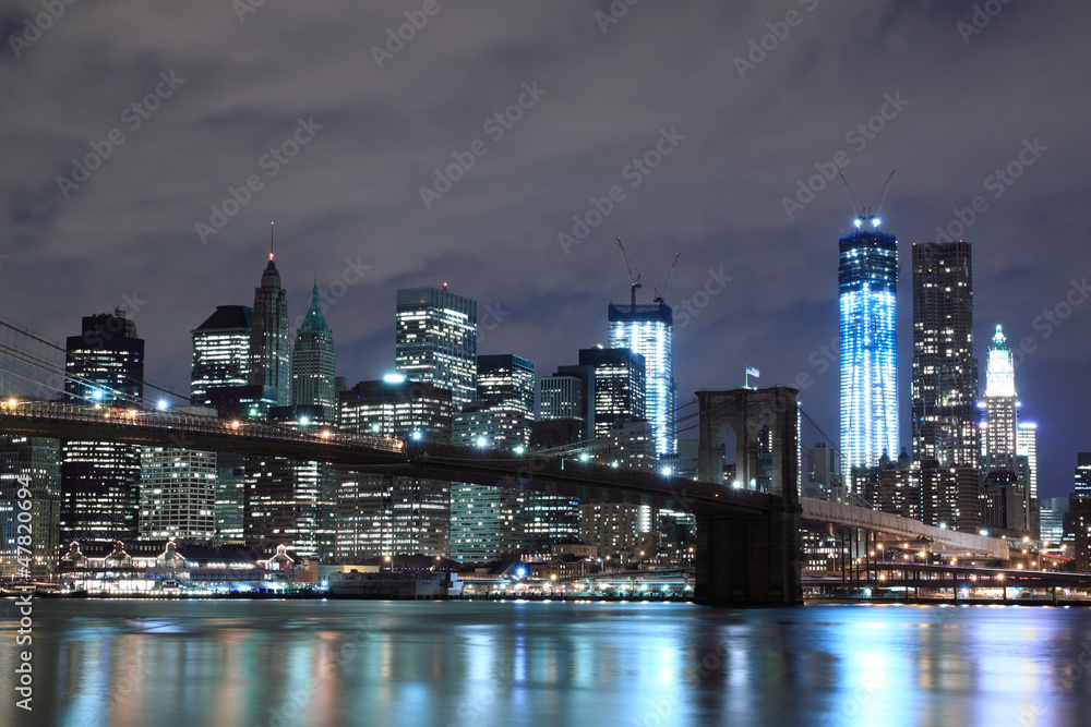 Brooklyn Bridge and Manhattan Skyline At Night, New York City - obrazy, fototapety, plakaty 