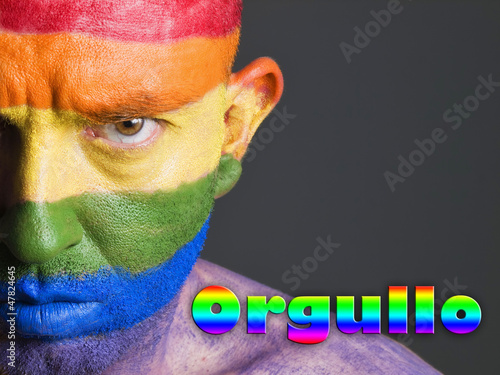 Hombre bandera gay y expresion seria. Concepto de orgullo.