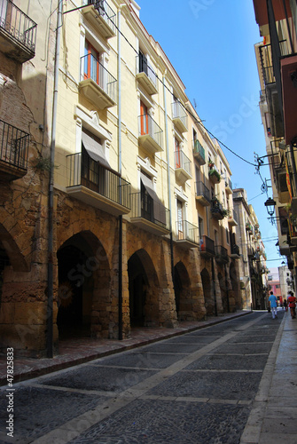 Arcades et rue de Tarragone © Pictarena