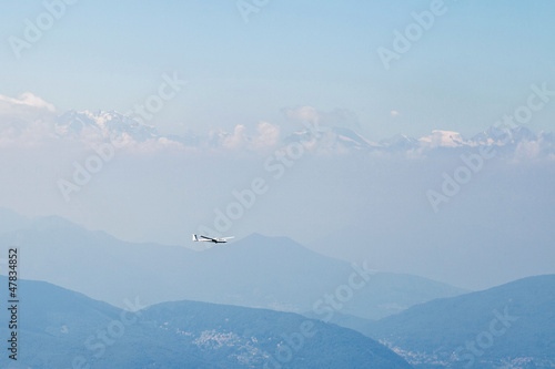 Segelflugzeug über den Bergen, Alpen photo