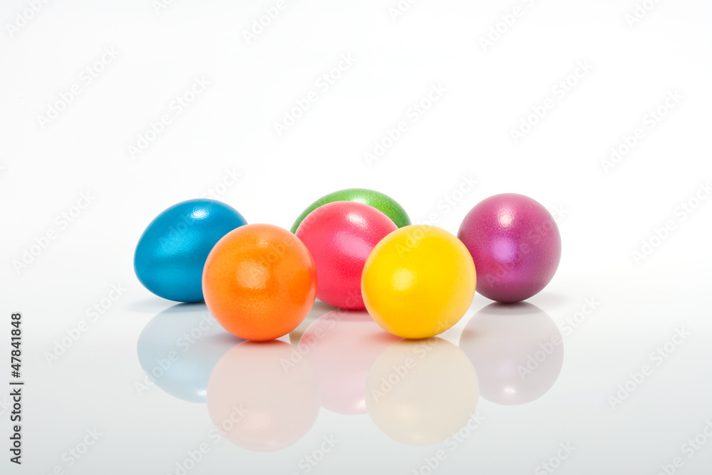 bunte farbige Ostereier auf weissem Hintergrund bunte farbige Ostereier auf weissem Hintergrund
