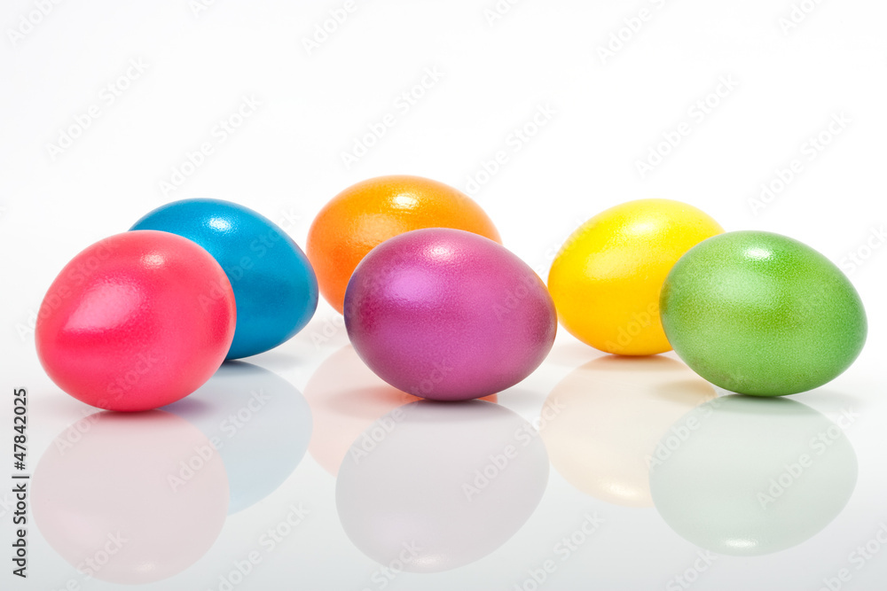 bunte farbige Ostereier auf weissem Hintergrund bunte farbige Ostereier auf weissem Hintergrund