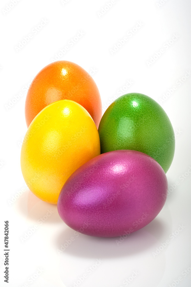 bunte farbige Ostereier auf weissem Hintergrund bunte farbige Ostereier auf weissem Hintergrund