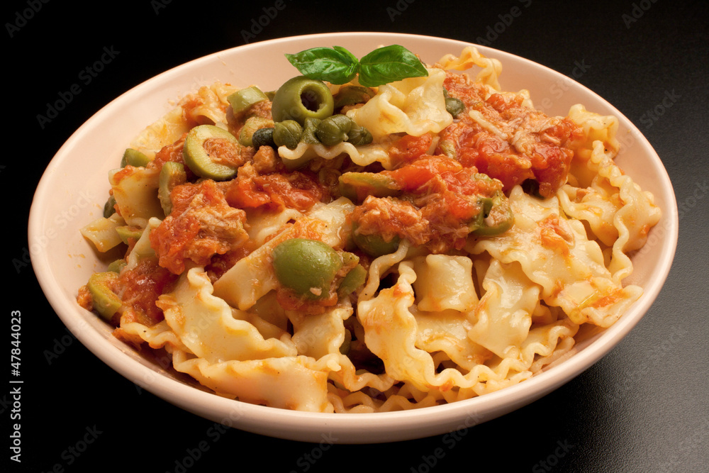 Reginette con sugo di pomodoro, capperi, olive verdi e tonno Reginette con sugo di pomodoro, capperi, olive verdi e tonno