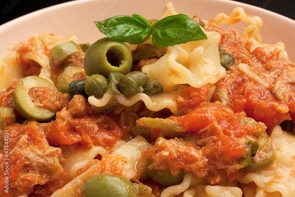 Reginette con sugo di pomodoro, capperi, olive verdi e tonno Reginette con sugo di pomodoro, capperi, olive verdi e tonno