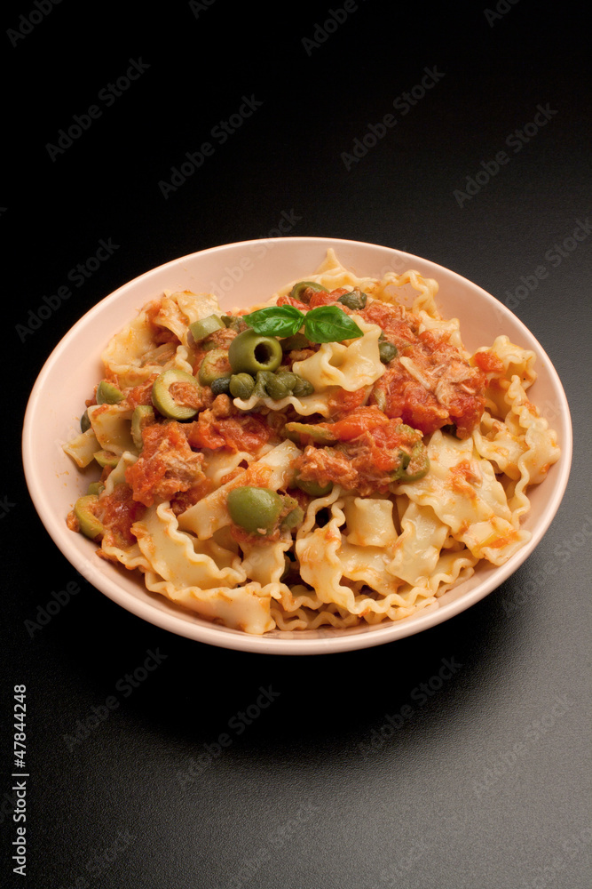 Reginette con sugo di pomodoro, capperi, olive verdi e tonno Reginette con sugo di pomodoro, capperi, olive verdi e tonno