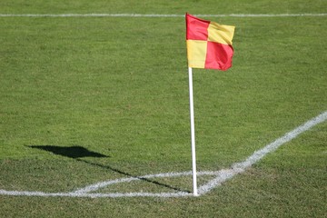 Papier peint photo Football Drapeau de corner sur terrain vert  © Jackin