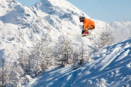 salto con sci su neve fresca