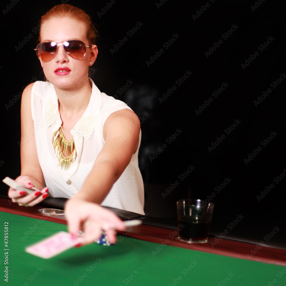 Pokerspielerin verteilt Karten Pokerspielerin verteilt Karten