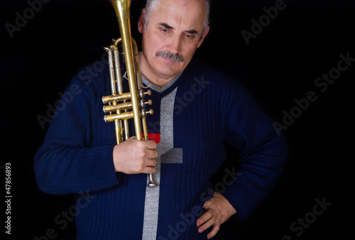 Fotografia Portrait of mature trumpeter meditating on musical composition.