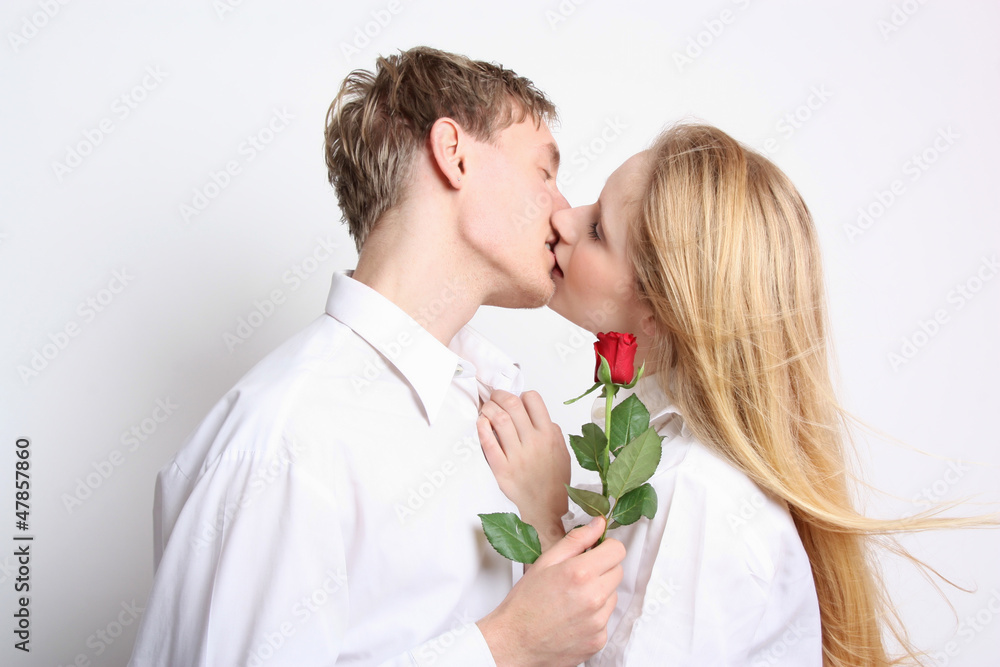Küssendes Paar mit Rose Küssendes Paar mit Rose