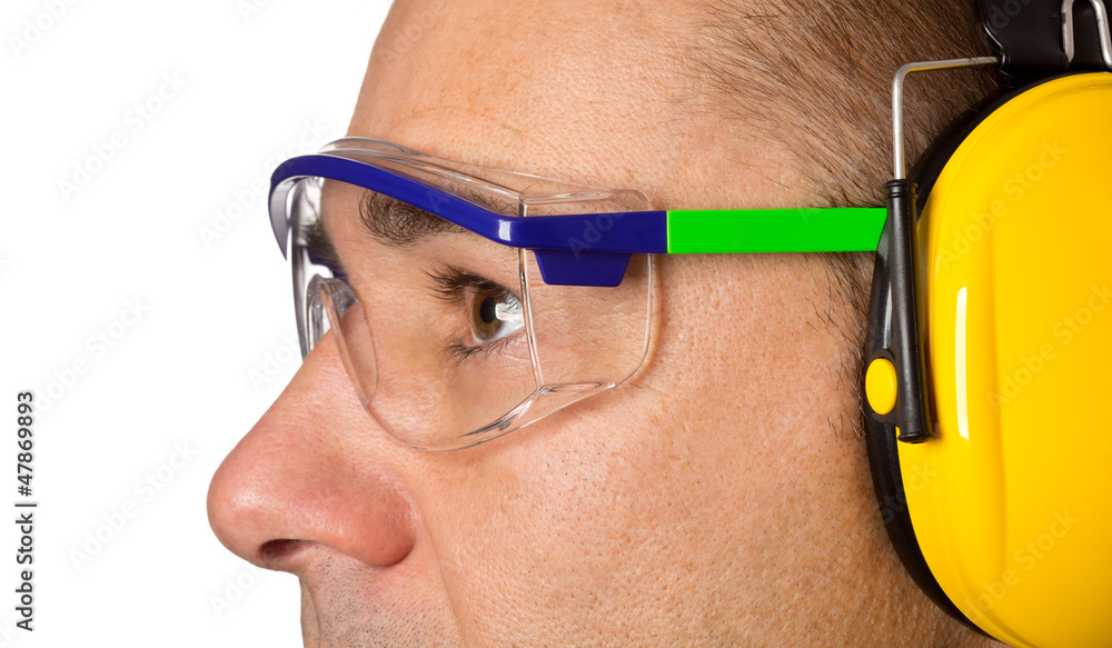 Fototapeta premium Mann - Arbeiter mit Schutzbrille und Gehörschutz , Arbeitsschutz