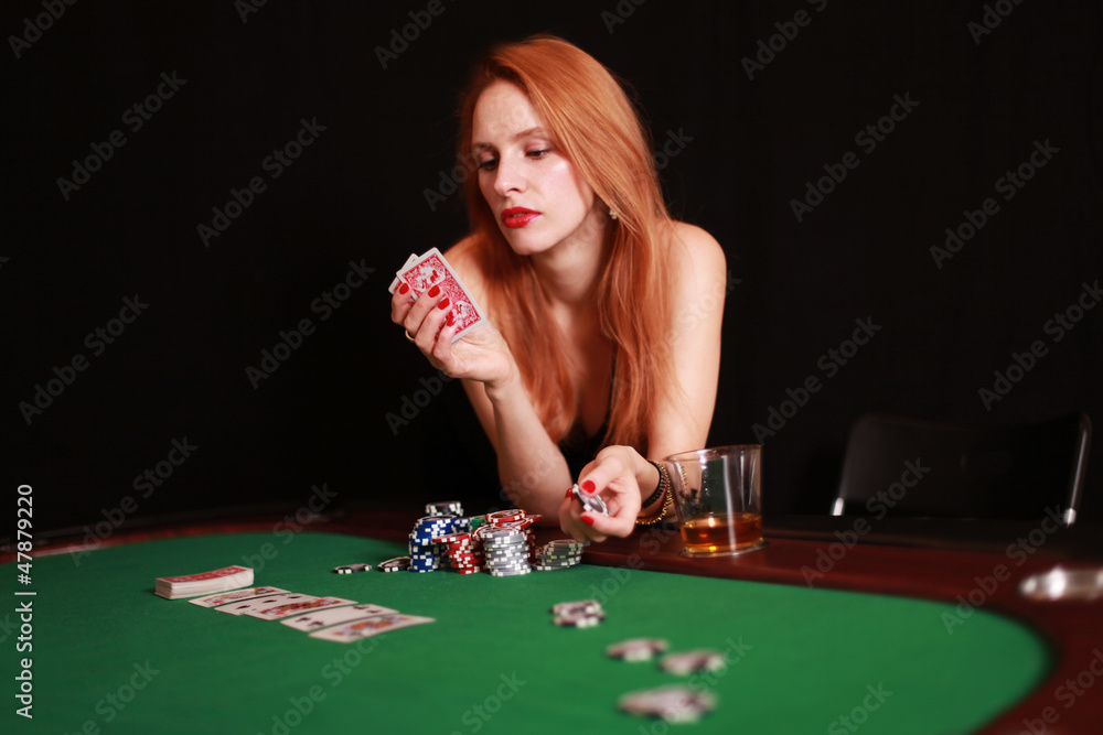 rothaarige Frau am Pokertisch rothaarige Frau am Pokertisch