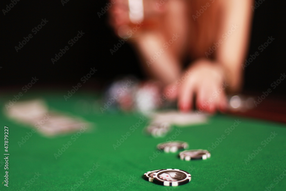 Frau spielt Poker Frau spielt Poker