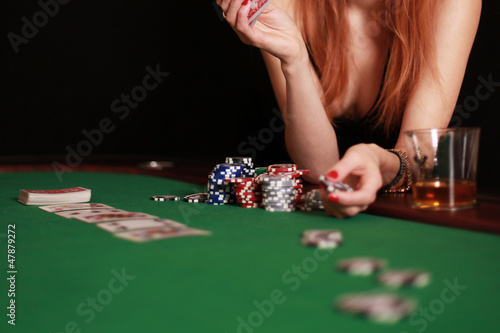 Frau spielt Poker