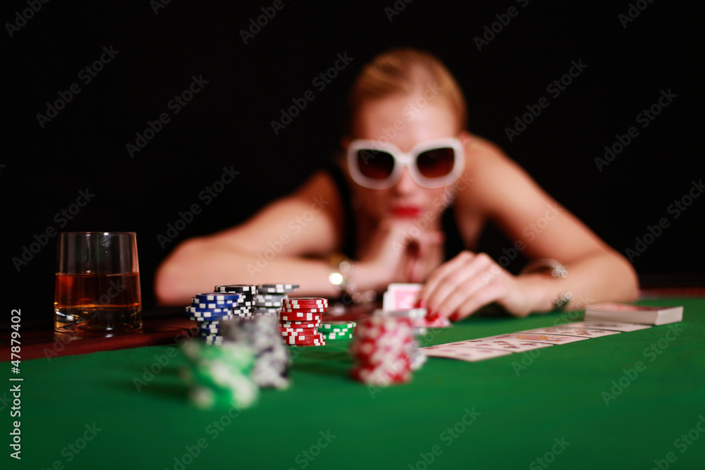 Frau mit Sonnenbrille pokert Frau mit Sonnenbrille pokert