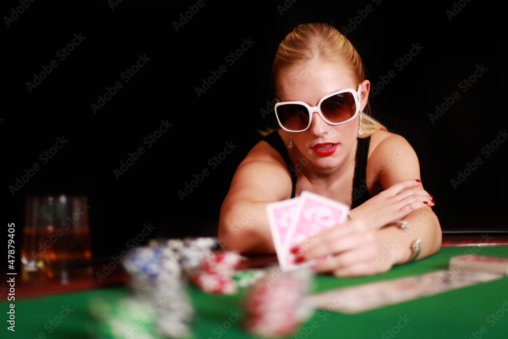 Blondine mit Sonnenbrille pokert Blondine mit Sonnenbrille pokert