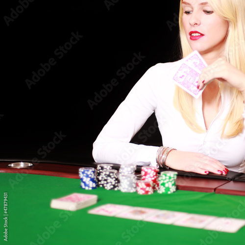 Attraktive blonde Frau im Casino