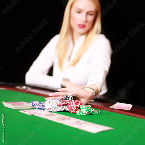Blonde Frau pokert im Casino