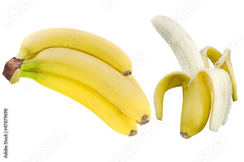 grappe de banane et banane pelée sur fond blanc