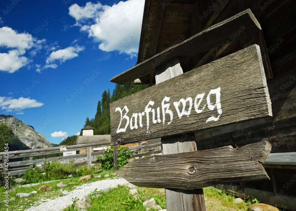 Obraz premium Wegweiser im Museumsdorf