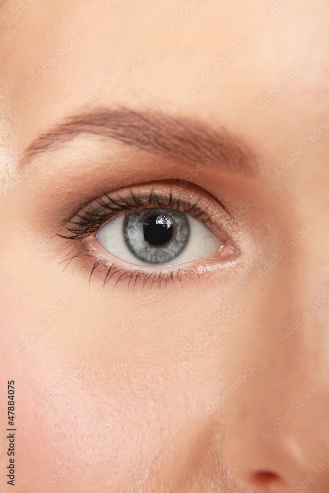 Obraz premium Połowa twarzy pięknej kobiety, zbliżenie