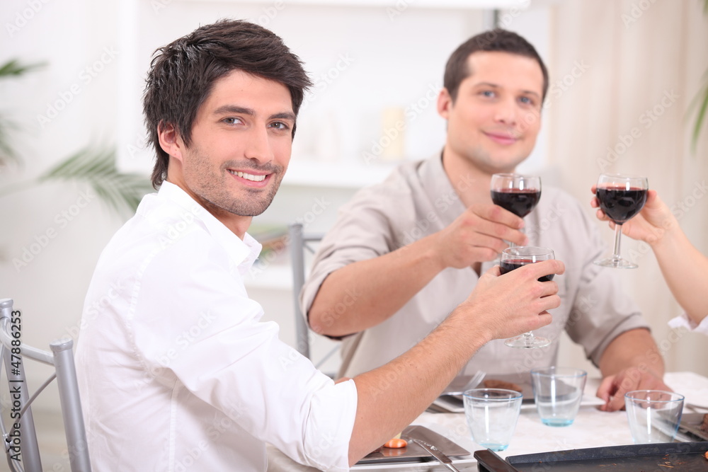 Obraz premium young people clinking glasses with red wine