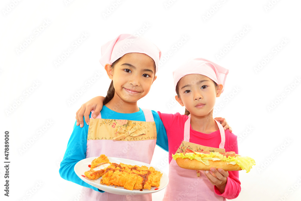 料理を持ち微笑む姉妹