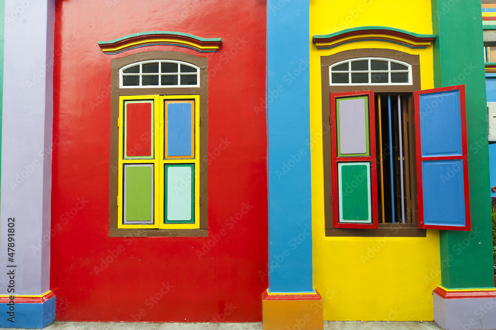 Fototapeta premium Colorful wall of a colonial house in Little India, Singapore