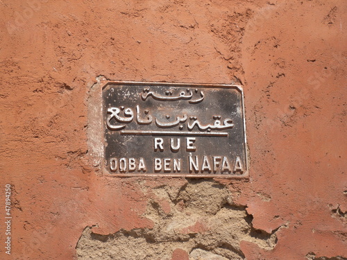 Straßenschild in der Medina von Marrakech
