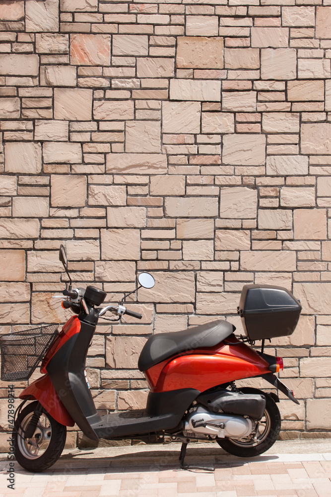 石壁とスクーター