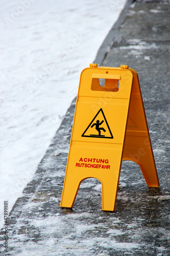 Schild Rutschgefahr Winter