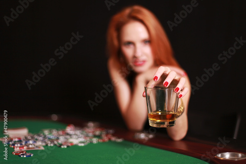 rothaarige Frau am Pokertisch