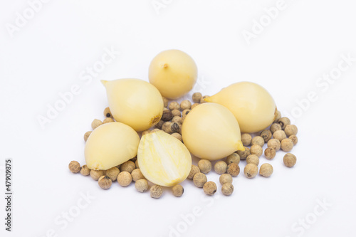 Single Bulb garlic cloves with pepper