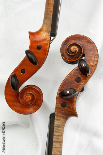 Zwei Geigen / Schnecken und Wirbel