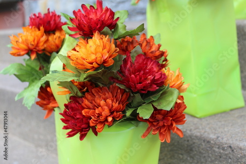 Foto Green gift bags with silk flowers