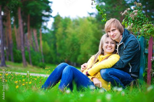 loving couple are sitting in the sunny park. picnik © Dmytro Titov