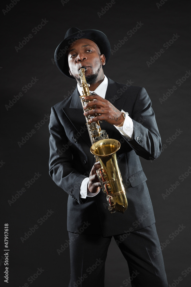 Naklejka premium Black american jazz saxophone player. Vintage. Studio shot.
