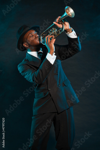 Obraz na plátně Black american jazz trumpet player. Vintage. Studio shot.