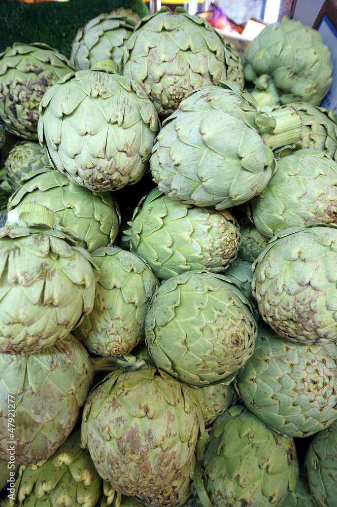 frische Artischocken auf dem Markt frische Artischocken auf dem Markt