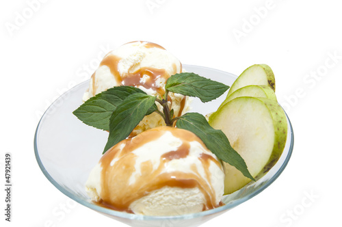 Карамельное мороженое с фруктами и мятой
