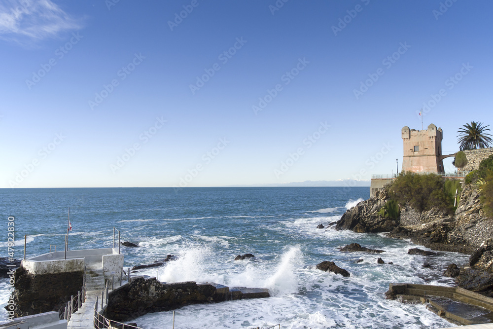 La costa di Genova Nervi battuta dalle onde